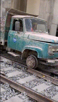 哪位|搞笑GIF图:这样的老婆,哪位大哥舍得留她一个人在家啊!