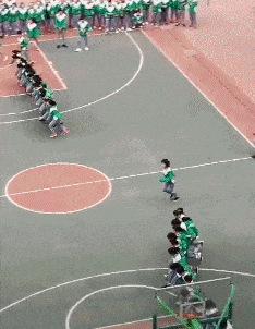 同事|搞笑GIF趣图:哥们,腿断了都阻挡不了你打副本,实在是佩服啊!