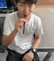 积尘|搞笑GIF:昨晚跟一哥们一起出去喝酒，喝到一半说，老