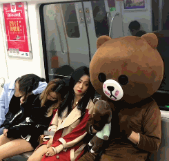 妹子|搞笑GIF趣图：妹子你这俯卧撑跟男朋友学的吧？