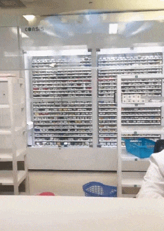 店家|搞笑GIF: ?店家你的包子不太正宗啊, 你看狗都舍不得走