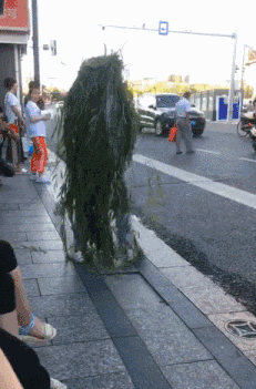 走运|搞笑GIF:大哥今天遇到外卖小哥算你走运了!