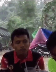 孩子|搞笑GIF：熊孩子：敌不动我不动！