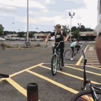 老妈|搞笑GIF：姑娘，你这样老总不会跟你走的。