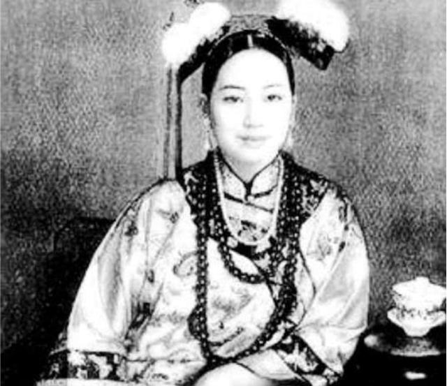 慈禧太后刚成年时候的照片,18岁的慈禧确实是很美丽贤淑的,溢出屏幕的