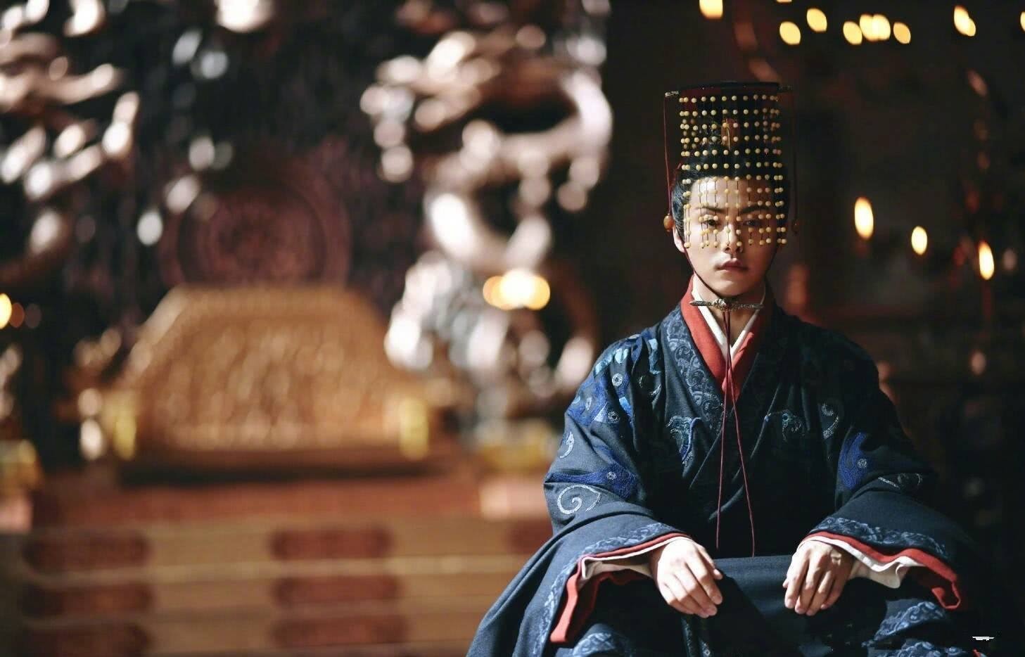 上,在东汉末年,并非掌握皇帝就可以做到一劳永逸:董卓曾经废黜汉少帝