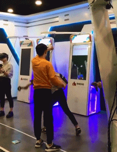 招架不住|搞笑GIF:你们说这车有多猛啊。