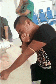 妹子|搞笑gif趣图：我在这扬了一天树叶了，是不是该考虑收费了