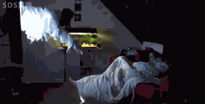 哥们|搞笑动态图GIF: 不知道我这样恶搞女朋友,会不会被她给劈了