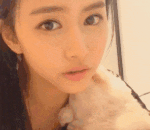 大叔|搞笑GIF：竟然能跟美女抢镜 大叔你赢了