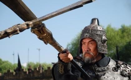 那把刀的名字名为九凤朝阳刀,正好对上了黄忠的形象,那把弓名为八宝