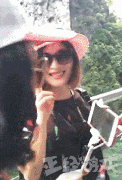 妹子|搞笑GIF:大街上人来人往,这个妹子穿的好清凉