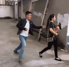 老手|搞笑GIF: 一看这两只猴子就老手, 一个放风, 一个作案