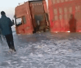 电动车|搞笑GIF动图:妹子这操作,看的我手疼