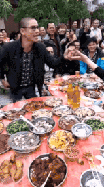 橙子|搞笑GIF：小伙不错，大妈很喜欢