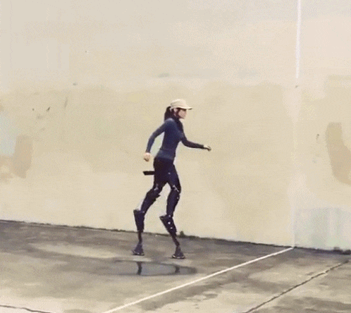 菠萝|搞笑GIF：这保安。。。无故的小眼神！