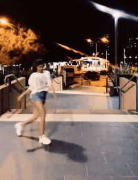 公公|搞笑GIF动图:美女,你的舞蹈真奇葩,完全看不懂啊!