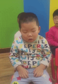 小伙子|搞笑GIF：小伙子，你这帽子是怎么到脚上的，说出你的故事