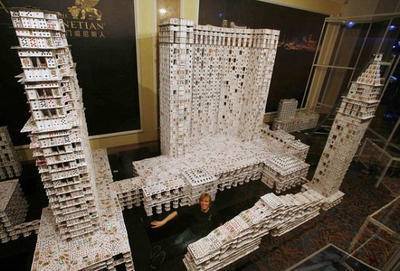 建筑师耗时44天搭建世界最大扑克牌建筑