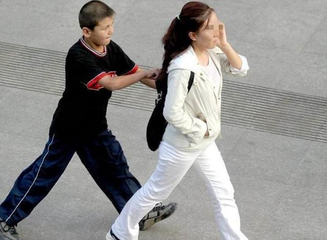 小偷|街头小偷得手瞬间，很多人看到第五张，都忍不住笑了