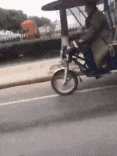 面包车|搞笑GIF：你家的这是羊？看着很厉害啊！可以跳这么高！