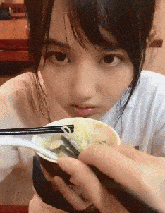 女孩|搞笑GIF趣图:小姐姐，我就夹了一块肉，你为何如此生气？