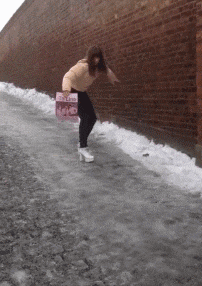 妹子|搞笑GIF趣图:姑娘你喝了多少酒才能醉成这样?这下丢人丢大了!