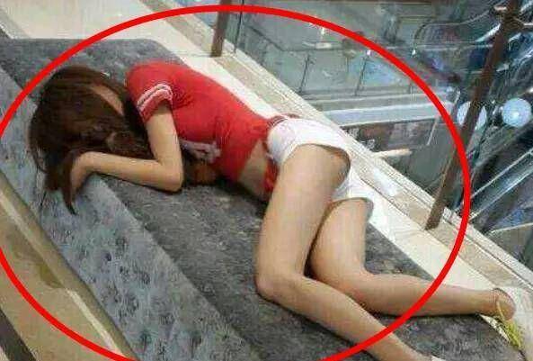 妹子|搞笑GIF：这样容易走光的妹子，喝多了就回家睡去