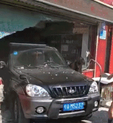 女神|爆笑GIF图：女神出了门之后完全像变了个人似的！