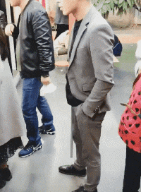 架势|搞笑GIF:小姑娘胃口真好,看这吃肉的架势简直女汉子一般霸气。