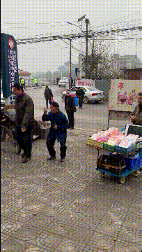 栗子|搞笑GIF趣图:媳妇让我回家吃大闸蟹,揭开锅我真替螃蟹难过!