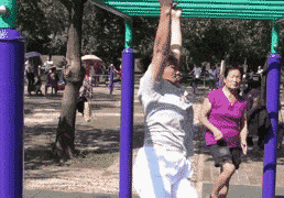 菠萝|搞笑GIF：这保安。。。无故的小眼神！