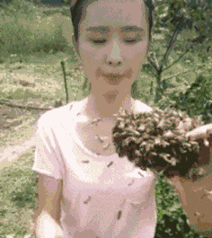 妹子|搞笑GIF趣图:家里没有电视机,只能用手机凑合着看了