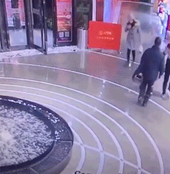 妹子|姑娘，你穿成这样出门，不怕衣服会掉下来