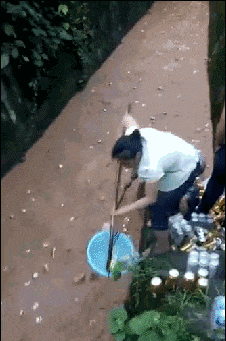 天飞|搞笑GIF趣图：妹子吃个东西还要遮遮掩掩的