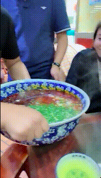 就是|搞笑GIF：以后坐公交再也不用担心没地儿扶了