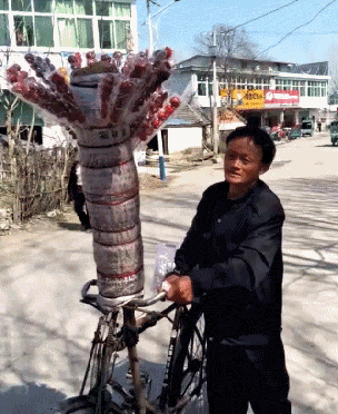 「搞笑gif动图」知道为什么马云比你有钱吗!因为他身兼数职!