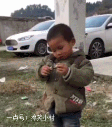 搞笑GIF图：哥哥帮妹妹画了一个龙头，结果把妹妹气坏了