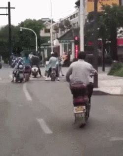 还是|搞笑GIF趣图:女主播跳舞动作与表情包神同步呢