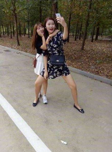 媳妇|爆笑gif图：媳妇自拍能优雅的吗，这姿势很不淑女