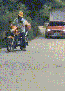 前任|笑话：玩男友手机，无意翻到他前任的微信