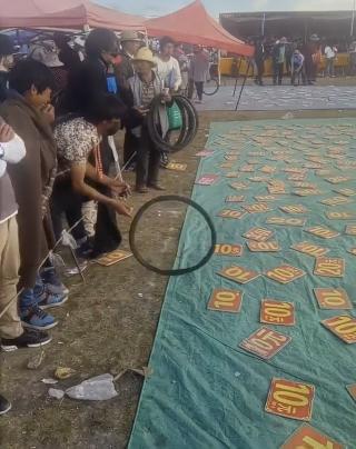 套圈|用自行车胎套圈你见过吗？遍地都是“钱”，圈到都是你的