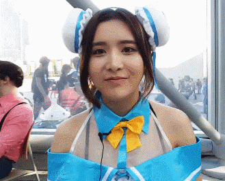 女神|爆笑GIF: 女神变女神经了，估计这姑娘太无聊了