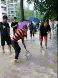 两个|GIF搞笑趣图:你们两个发生什么矛盾了!怎么把女朋友扔了!