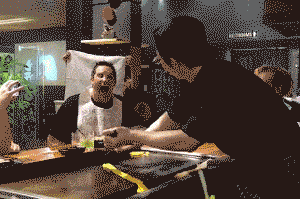 小明|搞笑GIF动图:主人,你的手机防水功能挺好的啊