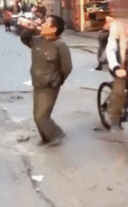 大哥|搞笑GIF：五菱不愧是大哥，天塌下来大哥顶着！