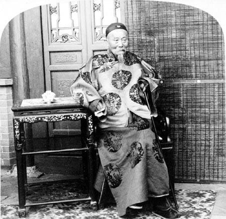 李鸿章访美万人空巷穿黄马褂吐痰遭罚款媒体称其中国皇帝