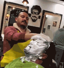 好喝|搞笑GIF趣图：第一次出来喝茶，不知道好喝不好喝