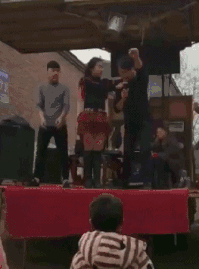 妹子|搞笑GIF趣图：小姐姐拍拍证件照片 方法独特啊！