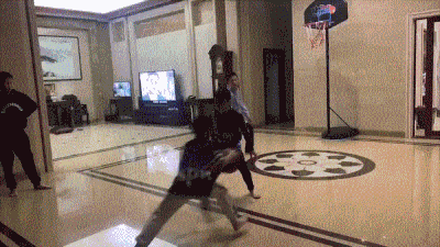 大哥|搞笑GIF：五菱不愧是大哥，天塌下来大哥顶着！